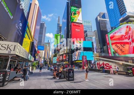 Heller Tag am Times Square, New York City, mit farbenfrohen Reklametafeln, Menschenmassen und hoch aufragenden Wolkenkratzern überall. New York. USA. Stockfoto