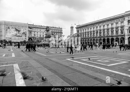 Mailand, Italien - 30. März 2022: Reiterstatue und historische Gebäude rund um den Domplatz, Piazza del Duomo im Zentrum von Mailand, Lombardei, Ital Stockfoto