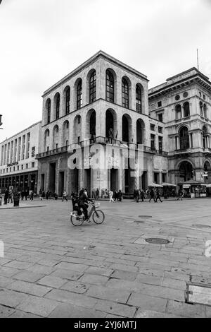 Mailand, Italien - 30. März 2022: Reiterstatue und historische Gebäude rund um den Domplatz, Piazza del Duomo im Zentrum von Mailand, Lombardei, Ital Stockfoto