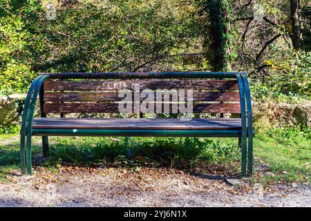 Einer der Ruhestätten am linken Ufer des Treska River, Matka Canyon. Stockfoto