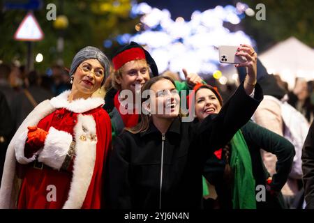 NUR REDAKTIONELLE VERWENDUNG das Merry Marylebone Christmas Lights & Shopping Event in London, das vom Sender Jo Good veranstaltet und vom Howard de Walden Estate zur Unterstützung des Wohltätigkeitspartners Great Ormond Street Hospital Charity (GOSH Charity) organisiert und finanziert wird. Bilddatum: Mittwoch, 13. November 2024. Stockfoto