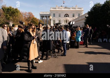 Washington, Vereinigte Staaten. November 2024. Mitglieder der Medien treffen sich im Weißen Haus in Washington, DC, als der gewählte US-Präsident Donal Trump am 13. November 2024 Präsident Joe Biden trifft. Quelle: Chris Kleponis/CNP/dpa/Alamy Live News Stockfoto