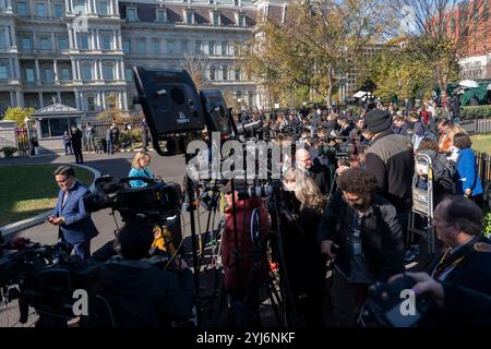 Washington, Vereinigte Staaten. November 2024. Mitglieder der Medien treffen sich im Weißen Haus in Washington, DC, als der gewählte US-Präsident Donal Trump am 13. November 2024 Präsident Joe Biden trifft. Quelle: Chris Kleponis/CNP/dpa/Alamy Live News Stockfoto