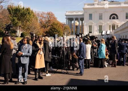 Washington, Vereinigte Staaten. November 2024. Mitglieder der Medien treffen sich im Weißen Haus in Washington, DC, als der gewählte US-Präsident Donal Trump am 13. November 2024 Präsident Joe Biden trifft. Quelle: Chris Kleponis/CNP/dpa/Alamy Live News Stockfoto