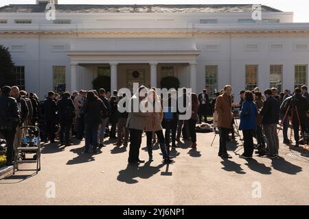 Washington, Vereinigte Staaten. November 2024. Mitglieder der Medien treffen sich im Weißen Haus in Washington, DC, als der gewählte US-Präsident Donal Trump am 13. November 2024 Präsident Joe Biden trifft. Quelle: Chris Kleponis/CNP/dpa/Alamy Live News Stockfoto