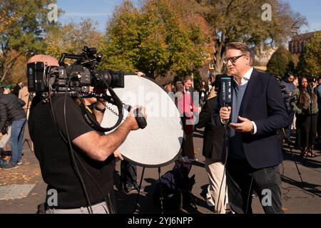 Washington, Vereinigte Staaten. November 2024. Mitglieder der Medien treffen sich im Weißen Haus in Washington, DC, als der gewählte US-Präsident Donal Trump am 13. November 2024 Präsident Joe Biden trifft. Quelle: Chris Kleponis/CNP/dpa/Alamy Live News Stockfoto