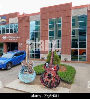 NASHVILLE, TN - 15. März 2024: Historical Columbia Records and Studio Ein Gebäude mit zwei Gitarrenfiguren in der Nähe des Eingangs. Stockfoto