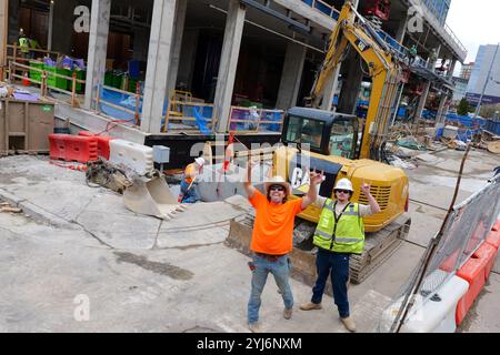 NASHVILLE, TN - 15. März 2024: Zwei begeisterte Arbeiter auf einer Baustelle in der belebten Hauptstadt Tennessee. Stockfoto