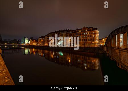 Blick auf die Altstadt und Farb-Wasser im Zentrum von Ceske Budejovice CZ 11 12 2024 Stockfoto