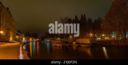 Blick auf die Altstadt und Farb-Wasser im Zentrum von Ceske Budejovice CZ 11 12 2024 Stockfoto