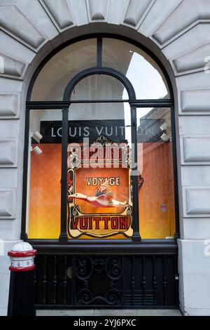 Außenansicht des Fensters des Pariser Designers Louis Vuitton Paris Fashion Store an der Threadneedle Street in der City of London, Großbritannien 2024 KATHY DEWITT Stockfoto