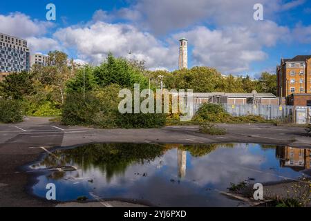 Southampton City Centre Toys R US Standort herbstliche Stadtlandschaft mit dem Civic Centre Uhrenturm, der sich in einer Pfütze spiegelt, Southampton, Hampshire, England, Großbritannien Stockfoto