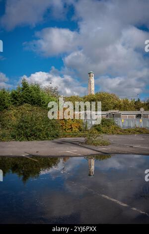 Southampton City Centre Toys R US Standort herbstliche Stadtlandschaft mit dem Civic Centre Uhrenturm, der sich in einer Pfütze spiegelt, Southampton, Hampshire, England, Großbritannien Stockfoto