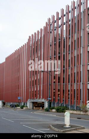 Aluminiumlamellen an der Fassade des 12,4m großen Parkhauses Whalebridge in Swindon Stockfoto