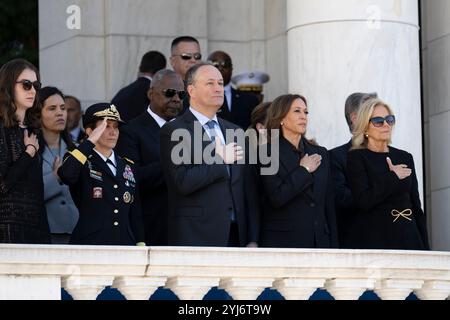 Washington, Vereinigte Staaten von Amerika. 11. November 2024. Von links: Generalleutnant Michele Bredenkamp, zweiter Gentleman Douglas Emhoff, Vizepräsident Kamala Harris und First Lady Dr. Jill Biden grüßen während des 71. Jährlichen National Veterans Day im Memorial Amphitheater, Arlington National Cemetery, 11. November 2024 in Arlington, Virginia. Quelle: Elizabeth Fraser/US Army Photo/Alamy Live News Stockfoto