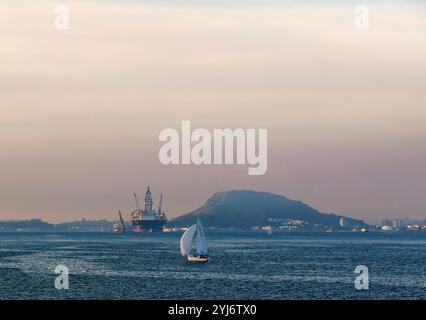 Segelboot vor der Ölplattform vor Rio de Janeiro, Brasilien, mit Kopierraum Stockfoto