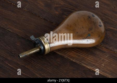 Alte Pulverflasche im Westen auf Holzdeck Hintergrund Stockfoto