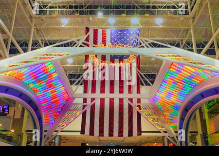 Denver, Colorado, USA 12. November 2024 das zentrale Atrium im Inlandsterminal am Denver International Airport Colorado. Stockfoto