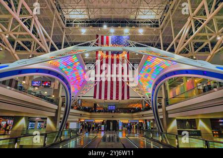 Denver, Colorado, USA 12. November 2024 das zentrale Atrium im Inlandsterminal am Denver International Airport Colorado. Stockfoto