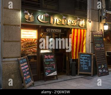 BARCELONA, SPANIEN - 11. SEPTEMBER 2013: Außenansicht von Cheers, einem irischen Pub auf den Las Ramblas bei Nacht Stockfoto