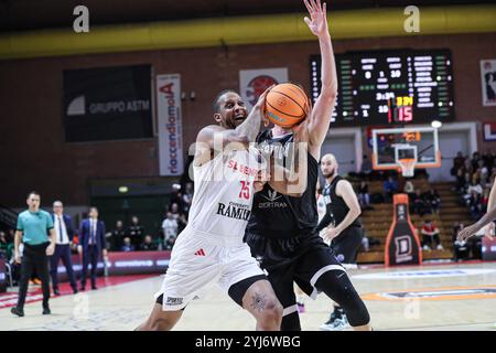 #15 Betinho Gomes (SL Benfica) während Betram Derthona gegen SL Benfica, Champions League Basketballspiel in Turin, Italien, 13. November 2024 Stockfoto