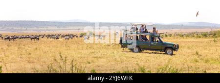 Touristen auf Safari in Ostafrika Stockfoto