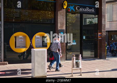 Montcada i Reixac. Spanien - 13. November 2024: Das moderne Design der Caixa Bank zeichnet sich durch klare Linien und klare Schilder aus. Befindet Sich Stockfoto