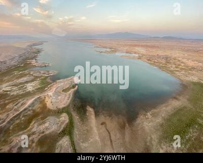 Wunderschöner Blick aus der Vogelperspektive auf Lake Mead bei Sonnenuntergang an einem sonnigen Sommertag außerhalb von Las Vegas, Nevada, USA Stockfoto