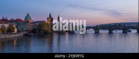 Abend in Prag und Karlsbrücke Stockfoto