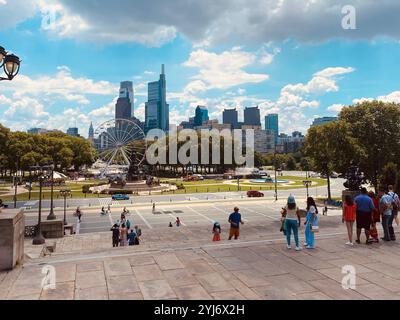 Blick auf den Innenhof auf das Ferris Wheel und den River Park an einem sonnigen Sommertag in Philadelphia, Pennsylvania, USA Stockfoto