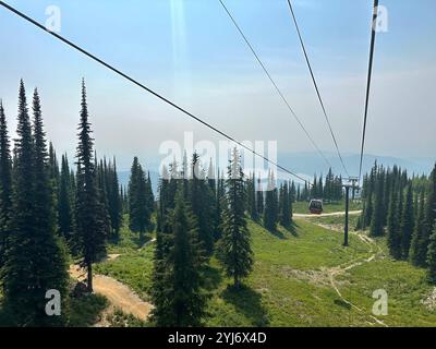 Panoramablick vom Sessellift zum Mountainbiken im Whitefish Mountain Resort in Whitefish, Montana, USA Stockfoto