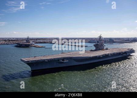 Norfork, Usa. November 2024. Der US Navy-Flugzeugträger USS George H. W. Bush durchquert den Elizabeth River, als er am 12. November 2024 von Norfolk Naval Shipyard in Norfork, Virginia, verlässt. Der Superträger wird nach Wartungs- und Verbesserungsmaßnahmen vor der Bereitstellung getestet. Quelle: MC2 Samuel Wagner/US Navy/Alamy Live News Stockfoto