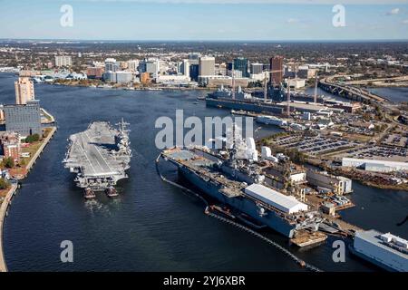 Norfork, Usa. November 2024. Der Flugzeugträger USS George H. W. Bush der Nimitz-Klasse der US Navy verlässt seinen Liegeplatz, als er am 12. November 2024 in Norfork, Virginia, von der Norfolk Naval Shipyard verlässt. Der Superträger wird nach Wartungs- und Verbesserungsmaßnahmen vor der Bereitstellung getestet. Quelle: MC2 Samuel Wagner/US Navy/Alamy Live News Stockfoto