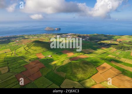 Aus der Vogelperspektive der Krater und Felder auf der grünen Insel Terceira auf den Azoren, Portugal. Geometrische Linien in der Vulkanlandschaft. Blickwinkel der Drohne Stockfoto