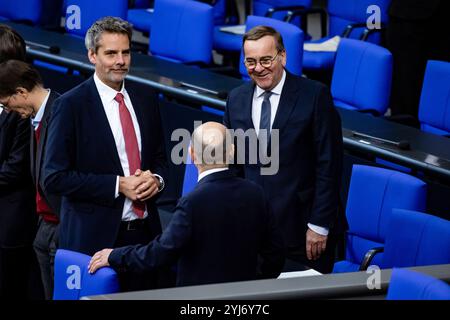 Berlin, Deutschland. November 2024. Bundeskanzler Olaf Scholz (C) spricht mit Verteidigungsminister Boris Pistorius (R) und Regierungschef Steffen Hebestreit (L) während einer Plenarsitzung im Unterhaus des Bundestages in Berlin am 13. November 2024. (Foto: Emmanuele Contini/NurPhoto) Credit: NurPhoto SRL/Alamy Live News Stockfoto