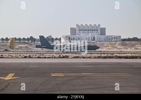 Awali, Bahrain. November 2024. Ein strategisches Bomberflugzeug der US-Luftwaffe B-52 Stratofortress, das immer noch die Break-Rutsche schleppt, kommt zur Bahrain International Airshow am 12. November 2024 auf der Sakhir Air Base in Bahrain, Awali, Bahrain an. Quelle: SRA Julian Atkins/US Air Force/Alamy Live News Stockfoto