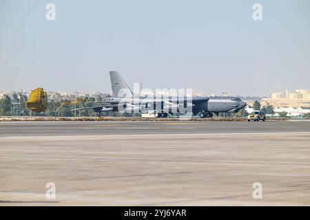 Awali, Bahrain. November 2024. Ein strategisches Bomberflugzeug der US-Luftwaffe B-52 Stratofortress, das immer noch die Break-Rutsche schleppt, kommt zur Bahrain International Airshow am 12. November 2024 auf der Sakhir Air Base in Bahrain, Awali, Bahrain an. Quelle: SRA Julian Atkins/US Air Force/Alamy Live News Stockfoto