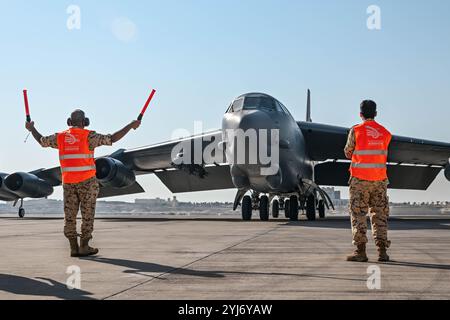 Awali, Bahrain. November 2024. Die Luftwaffenflugzeuge der Royal Bahraini Air Force marschälen ein strategisches Bomberflugzeug der US Air Force B-52 Stratofortress, das am 12. November 2024 zur Bahrain International Airshow auf der Sakhir Air Base in Bahrain, Awali, Bahrain ankommt. Quelle: SRA Julian Atkins/US Air Force/Alamy Live News Stockfoto