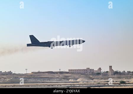 Awali, Bahrain. November 2024. Ein strategisches Bomberflugzeug der US-Luftwaffe B-52 Stratofortress nähert sich der Landung, als es für die Bahrain International Airshow am 12. November 2024 auf der Sakhir Air Base in Bahrain, Awali, Bahrain, ankommt. Quelle: SRA Julian Atkins/US Air Force/Alamy Live News Stockfoto