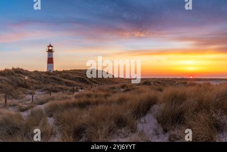 Panorama eines Teils der Insel Sylt namens „Ellenbogen“ mit Leuchtturm List-Ost und Sonnenuntergang mit dramatischem Himmel Stockfoto