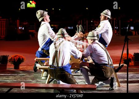 Stuttgart, Deutschland. November 2024. Eroeffnungsabend Showprogramm Suedtiroler Schuhplattler GER, Stuttgart German Masters 2024, 38. internationales Reitturnier, 13.11.2024 Foto: Eibner-Pressefoto/Roger Buerke Credit: dpa/Alamy Live News Stockfoto