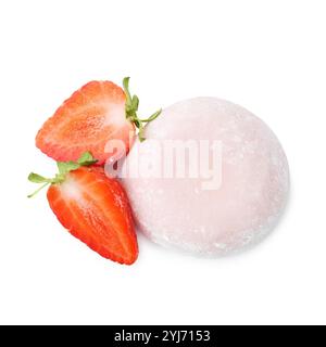 Köstliche Mochi und Erdbeeren isoliert auf weiß, Blick von oben Stockfoto