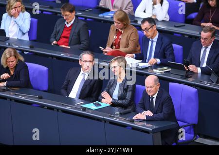 Berlin, Deutschland, 13.11.2024: Deutscher Bundestag: 199. Bundestagssitzung: Mitglieder der Minderheitsregierung, jeweils L-R, vordere Reihe: Bundesministerin des Innern und für Heimat Nancy Faeser SPD, Bundesminister der Finanzen Jörg Kukies SPD, Staatssekretärin Franziska Brantner, Grüne, in Vertretung für den Wirtschaftsminister, Bundeskanzler Olaf Scholz SPD hintere Reihe: Bundesministerin für Umwelt, Naturschutz, nukleare Sicherheit und Verbraucherschutz Steffi für Familie, SPD, Bundesministerun, Bundesministerun, Bundesministerun, Bundesministerun, Bundesministerun, Bundesministerun für Familie, SP90/Senioren, Bundesministerin Familie, SPD Stockfoto