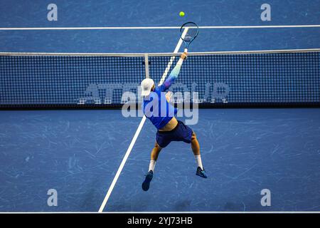 Turin, Italien. November 2024. Andrea Vavassori aus Italien wurde im Kampf gegen Tim Puetz aus Deutschland und Kevin Krawietz aus Deutschland (nicht im Blick) während des Spiels der Bob Bryan Group Stage der Herren-Doppel-Mannschaft am vierten Tag des Nitto ATP-Finals 2024 in der Inalpi Arena gesehen. (Foto: Miguel Reis/SOPA Images/SIPA USA) Credit: SIPA USA/Alamy Live News Stockfoto