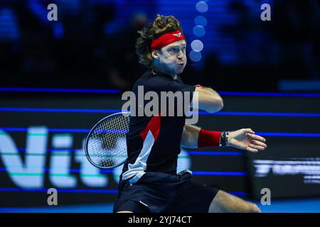 Turin, Italien. November 2024. Andrey Rublev aus Russland wurde während des Spiels der Männer im Einzelspiel gegen Carlos Alcaraz aus Spanien (nicht im Blick) am vierten Tag des Nitto ATP Finals 2024 in der Inalpi Arena in Aktion gesehen. Quelle: SOPA Images Limited/Alamy Live News Stockfoto