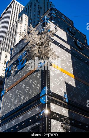 Das Flagship-Geschäft Louis Vuitton Fifth Avenue ist mit Gerüsten bedeckt, die seinem ikonischen Gepäck während der Renovierung ähneln, 2024, New York City, USA Stockfoto