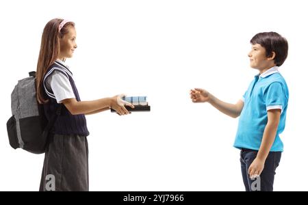 Schulmädchen, das einem Jungen Bücher gibt, isoliert auf weißem Hintergrund Stockfoto