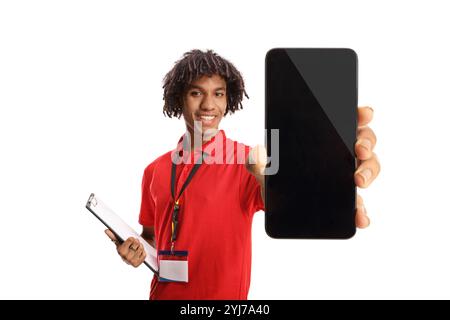 Ein afroamerikanischer Ladenassistent hält ein Smartphone isoliert auf weißem Hintergrund Stockfoto
