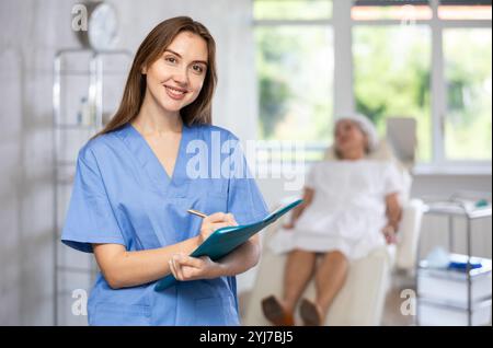 Junger Arzt mit Ordner Stockfoto