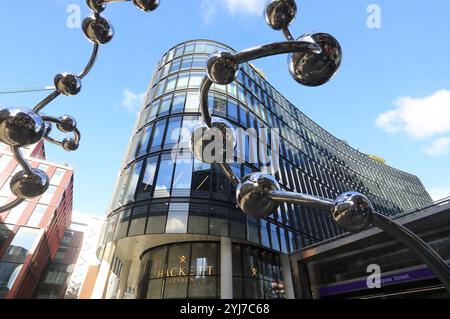 Balls-on-String-Skulptur - 'Unendliche Akkumulation' des japanischen Künstlers Yahoi Kusama, an der Liverpool Street Station, Elizabeth Line Eingang, London, Großbritannien Stockfoto